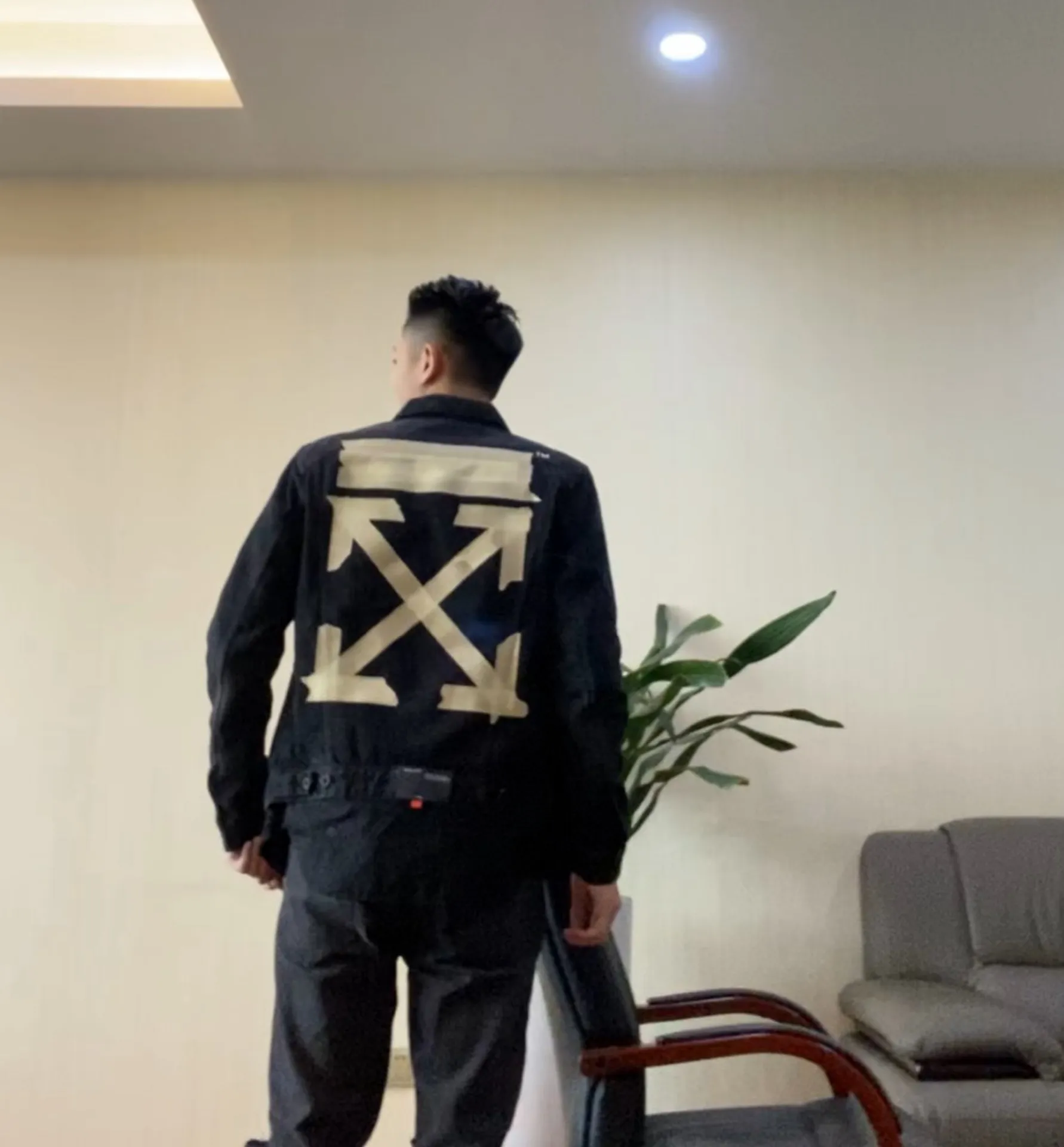 ♻️💯Upper body reference model picture❤️ The top tested version OFF WHITE classic tape patch arrow OW men's and women's black denim jackets and jackets. The heat transfer process used in the printing will not be introduced in detail. Everyone who has bought my tape series knows the quality. With anti-counterfeiting technology on the back, this is a truly over-the-top off-white yellow tape denim jacket with a distinctive signature and unique high street style! The stylized design is printed on a classic frame, and a layer of foundation-colored colloid with a graffiti effect is superimposed on the printing. It is visually very consistent with the theme, as if a layer of tape has been pasted, and the design is brilliant! Heavy black denim is more tough and retro, with heavy processing of the main elements and a micro-profile version that can be worn by both men and women! Street inkjet arrows, the arrow symbols on the signboard on the back are given different shapes due to different city restrictions. Surrounding the more street-style inkjet elements, the big arrow on the back and the frequent OFF circle graffiti in autumn and winter, the inkjet visual sense of street graffiti is everywhere! Full set of customized accessories Size chart